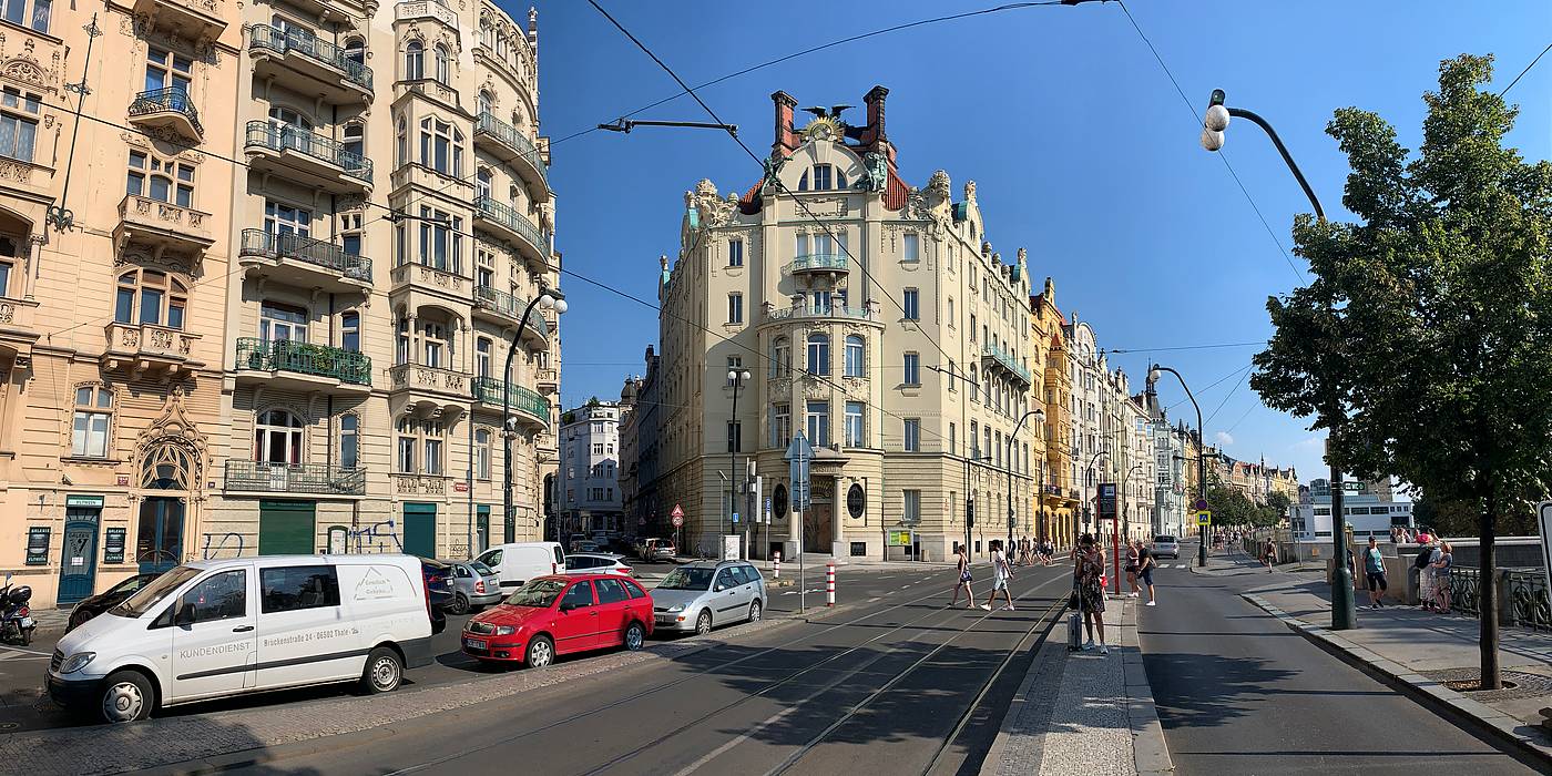 Restaurace U Zpvk se nachz v klidnm prostoru mezi Nrodnm divadlem a Masarykovm nbem